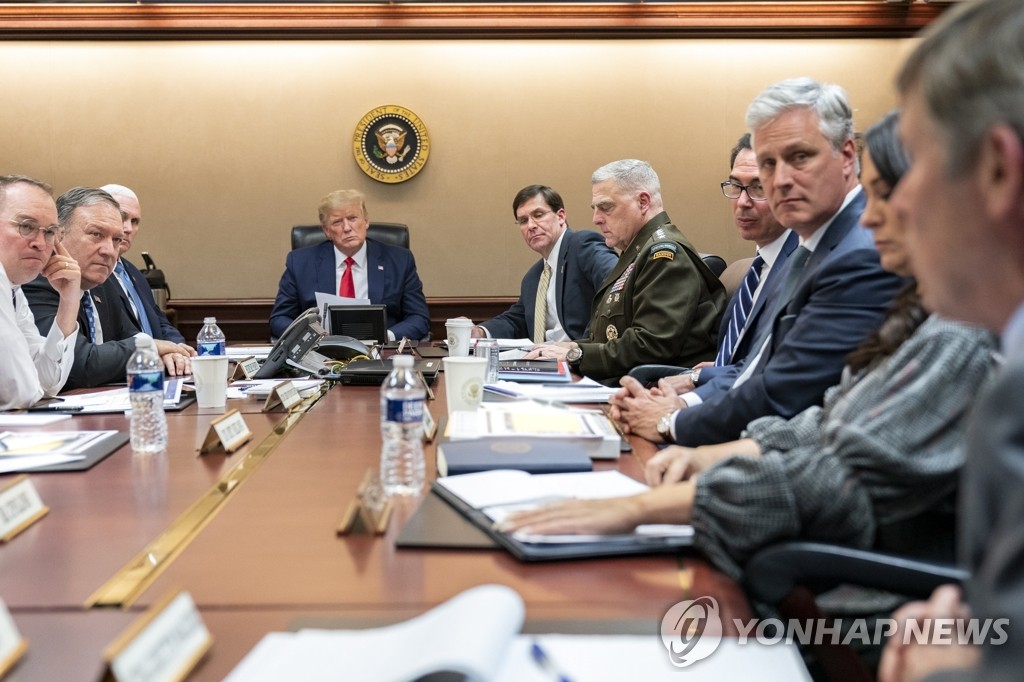 백악관 상황실에서 회의 주재하는 트럼프
