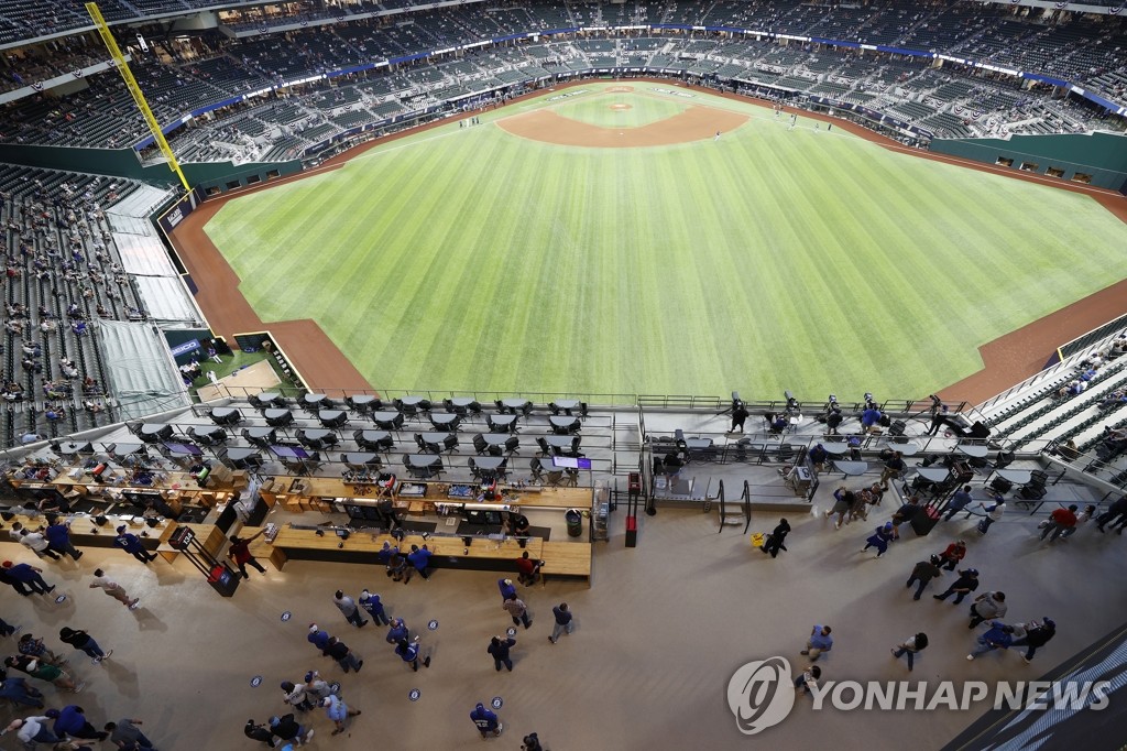 안전 위해 소수 관중만 입장한 월드시리즈 1차전 구장