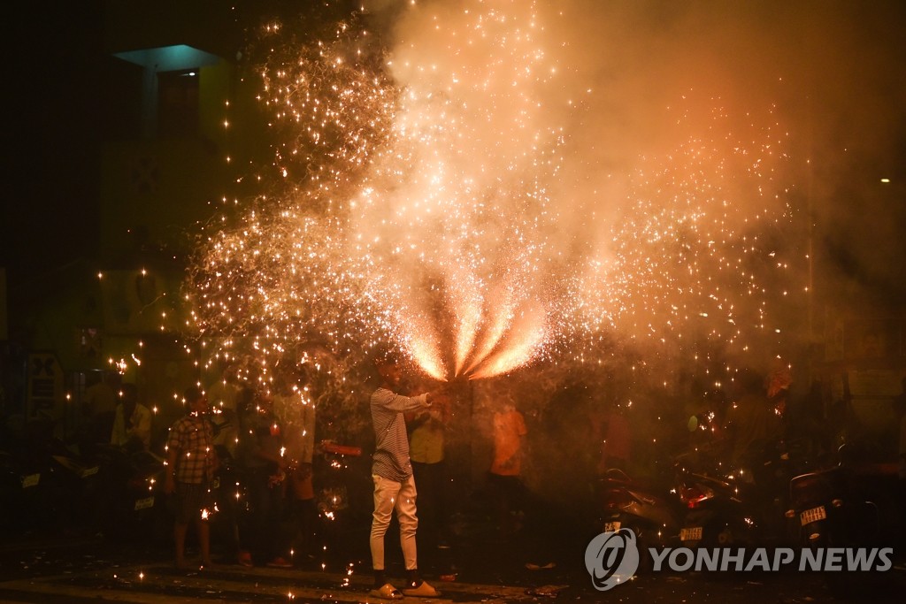 디왈리 축제일에 폭죽 터뜨리는 인도 남성