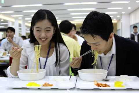 삼성전기, 6년째 라면으로 동료애 전파