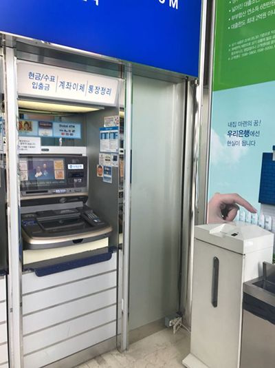 ATM 영토 넓혀라…편의점 손잡는 은행들 왜?