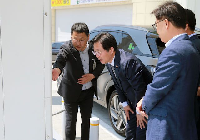 성윤모 산업부 장관, 고속도로 휴게소 내 수소충전소 점검