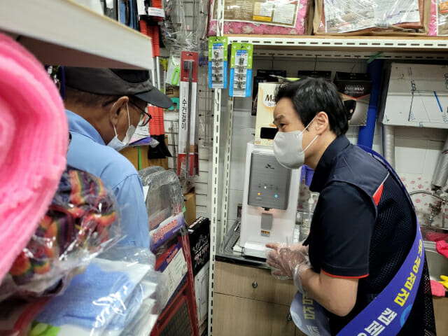 코웨이·SK매직, 충북지역 전통시장 정수기 위생점검 캠페인 실시
