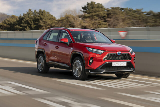 [타보고서] 생긴건 영락없는 패밀리카인데 성능은 놀라운 토요타 RAV4 PHEV