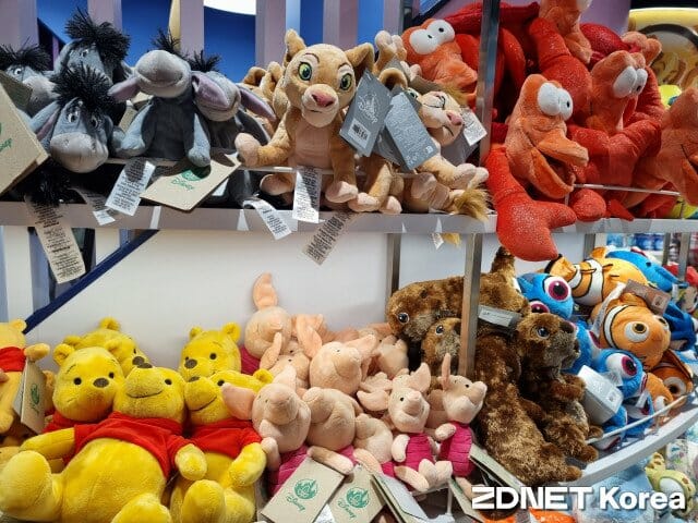 현실 속 판타지 더현대 디즈니 스토어 가보니...미리 맛본 크리스마스