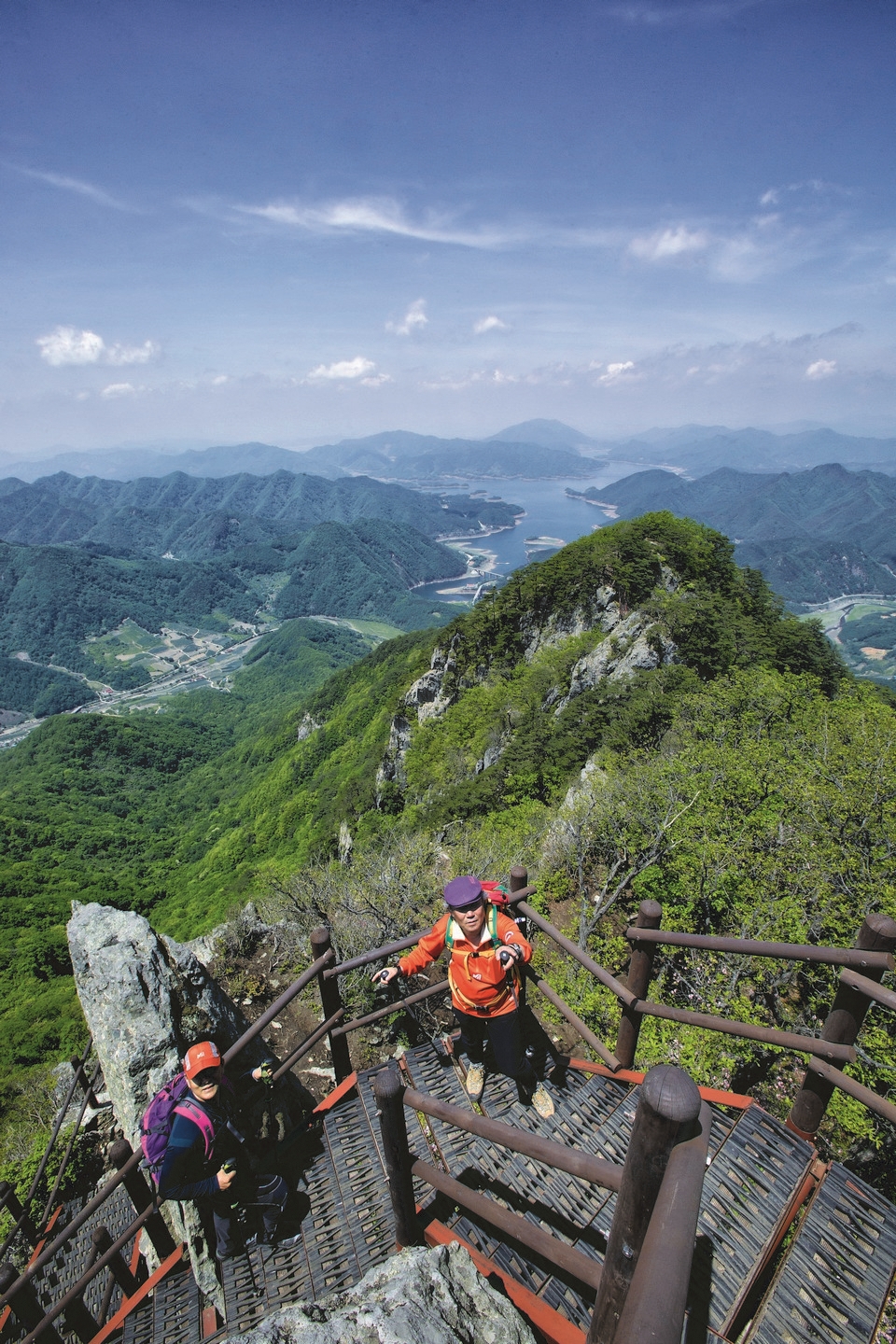  [설날+정월 대보름 특집 온천산행+걷기길 10선ㅣ⑤수안보온천+월악산+문경새재길] 웅장한 바위산 자락에 자리한 유서 깊은 온천