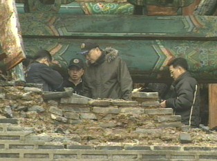 추가 붕괴 가능성에 조심조심…감식도 힘들다