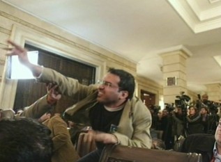 부시에 신발투척 반미 상징으로…패러디 봇물
