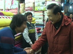 이 대통령 '민생 탐방'…연휴 앞두고 시장 방문
