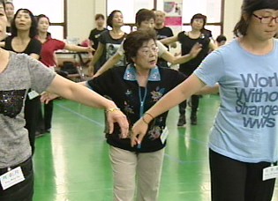 스텝에 맞춰 다 함께 춤을…경쾌한 라인댄스 인기