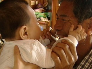 고향 토담길 뒤로 하고 부모님 늘 건강하세요