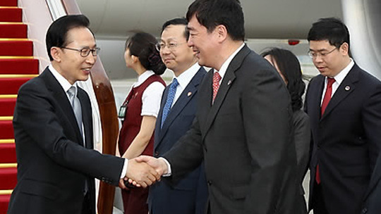 이 대통령, 정상회의 열리는 베이징 도착