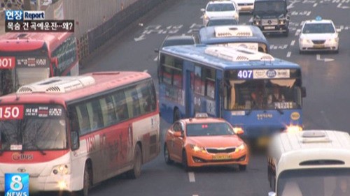 차선 가로지르는 버스 아찔…노선이 문제