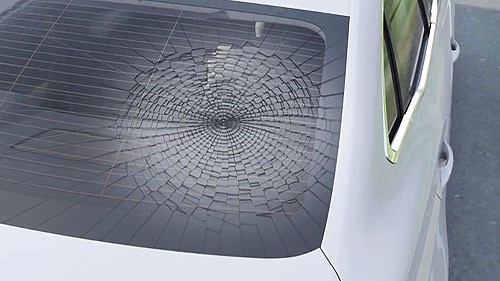 주차해둔 차량 뒷유리 저절로 파손…황당