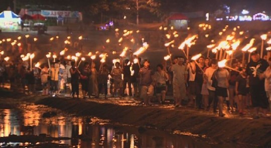 [영상] 신비의 바닷길 열렸다…관광객 감탄