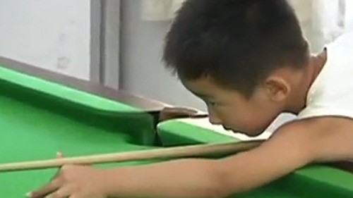 포켓에 공을 쏙쏙…中 3살배기 당구 천재