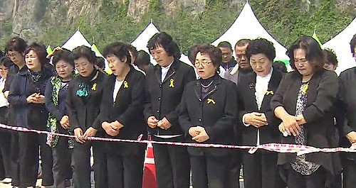 5월 어머니회 회원들, 세월호 실종자 가족 위로