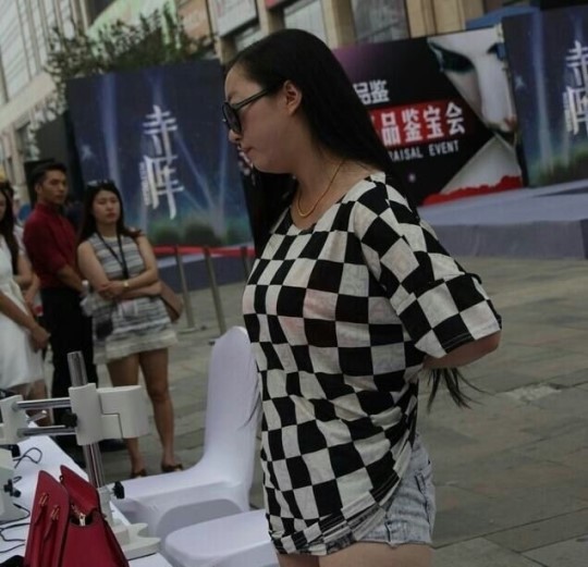 [월드리포트] 브래지어 벗어주며 명품녀 맞지?…리하이한 중국女