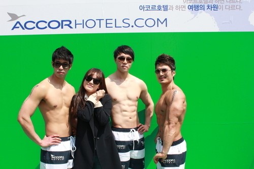[리빙] 명동 한복판서 수영복 입은 모델과 기념사진 ‘찰칵’