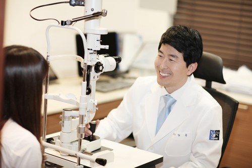[건강] 가정의달 5월, 노안과 백내장 ‘안과 정밀검진’ 선물 늘어