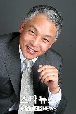 김지운 감독도 반했다! 김영철의 자연 회색머리