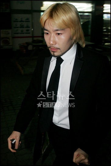 노홍철, 눈시울 붉히며 故유니 빈소로 향해