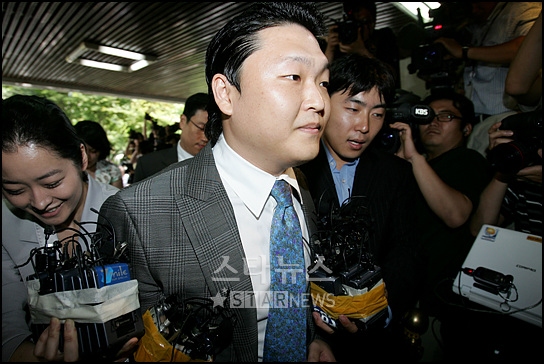 [포토]싸이, 질문외면한 채 검찰 출두