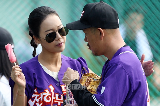 [★포토]이하늘 격려하는 백지영단장(천하무적 야구단 24시)