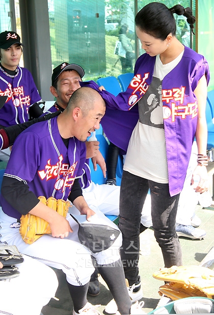 [★포토]백 단장님의 성은(?) [천하무적야구단24시]