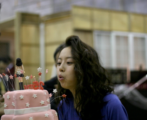 문채원, 드라마 촬영장서 특별한 생일파티