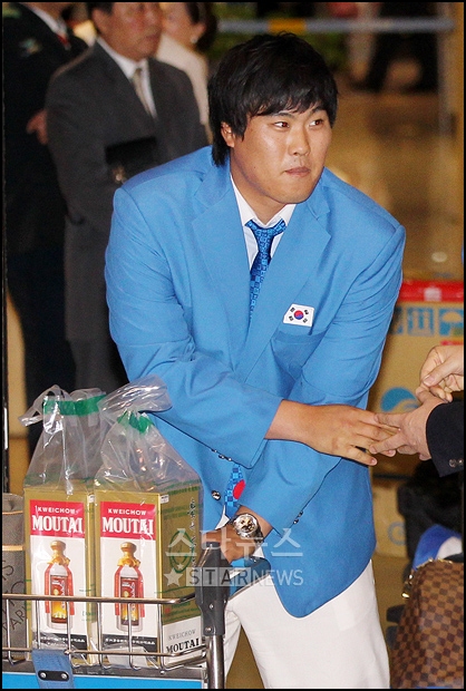 [★포토]류현진 마우타이 한잔 하실래요?
