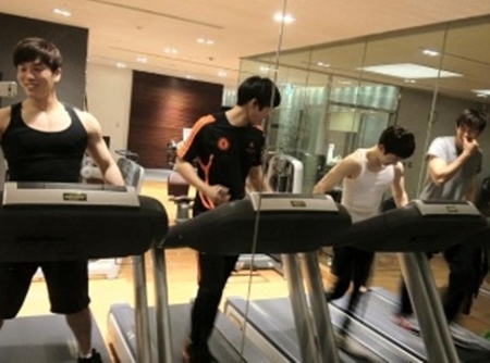 2AM 창민, 멤버들과 몸매 관리.. 다 같이 운동!