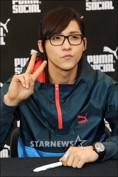 [★포토]신우 팬 향한 브이!