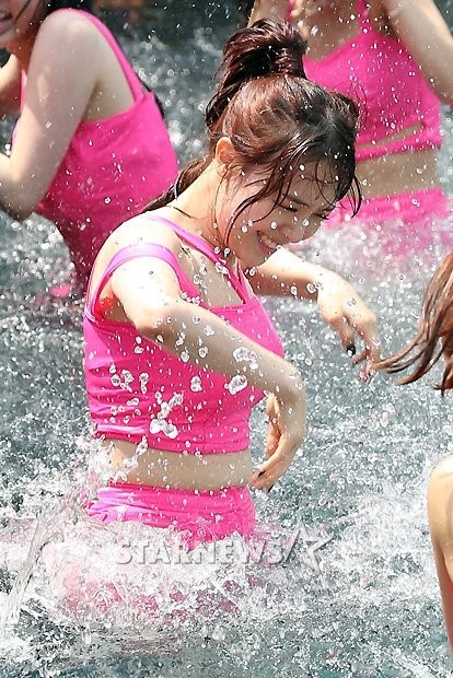 [★포토]민아, 신나는 물놀이!