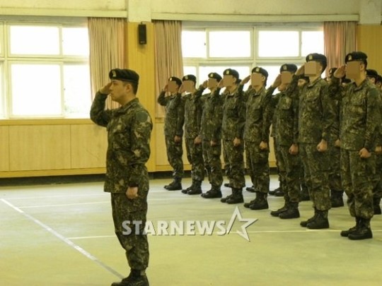 [단독]입대 엠투엠 손준혁, 중대장 훈련병 발탁 늠름