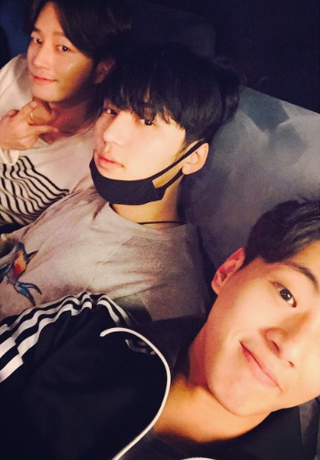 지수, 변요한·이현욱과 인증샷 완전 좋다