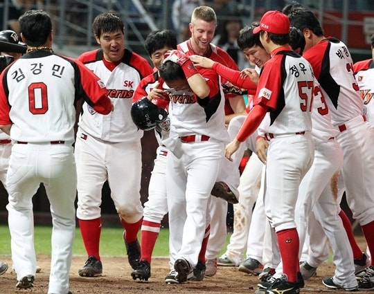 SK 박진만이 극적인 끝내기 투런포를 친 뒤 홈플레이트 앞에서 팀 동료들의 축하 세례를 받고 있다. /사진=SK 와이번스 제공