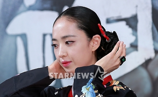 [★포토]김민정, 쪽머리가 신경쓰여
