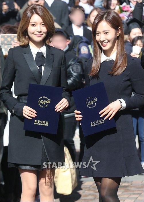 [★포토]수영-유리 졸업장 들고 단아하게