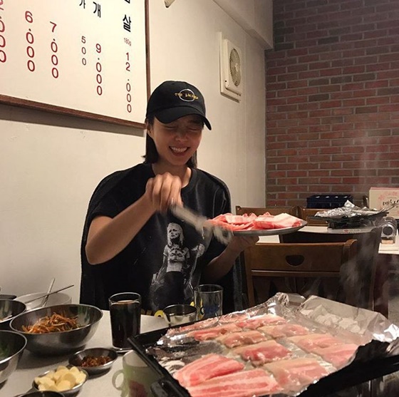 엄현경, 식당서 천진난만한 미소 고기 앞이라 행복해요