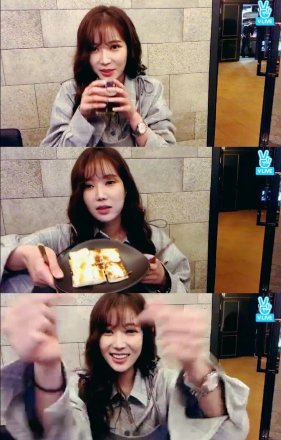 V앱 임수향, 고기 먹방과 함께 첫 V라이브 시작