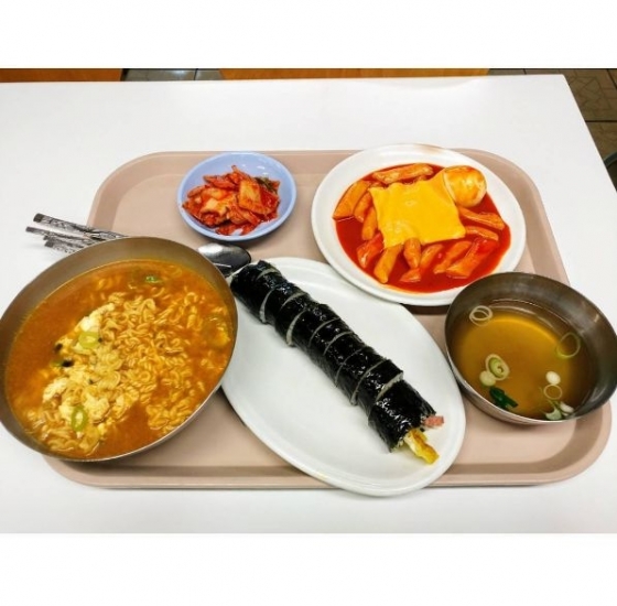혜림, 비 오는 날 라면에 김밥 먹는 17학번 학식 인증