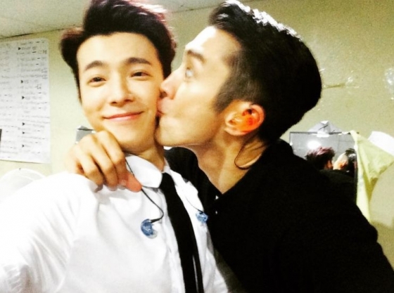 최시원, 동해에 볼 뽀뽀..슈퍼주니어의 진한 우정