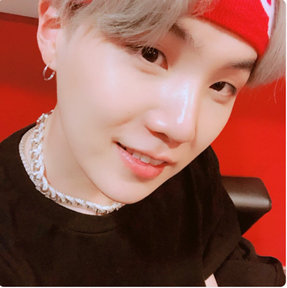 방탄소년단 슈가, 헤어밴드까지 잘 어울리는 남자