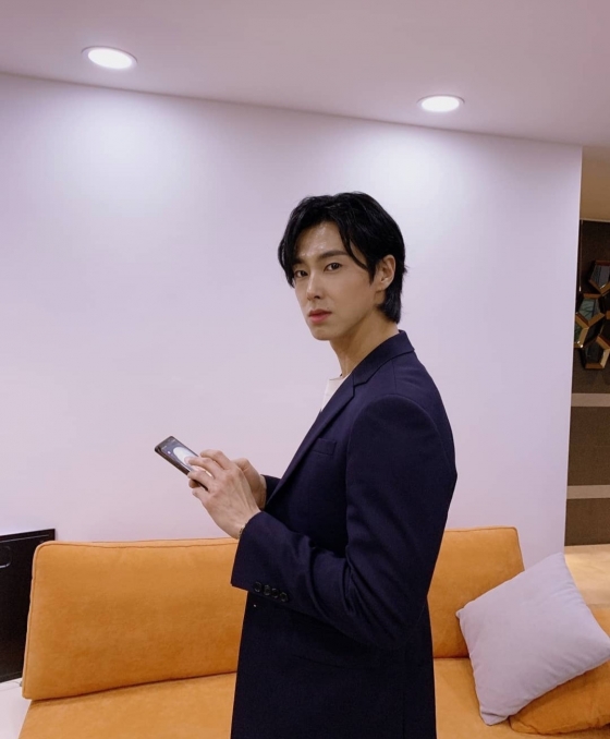유노윤호, 새로운 헤어스타일 공개..머리 길었다
