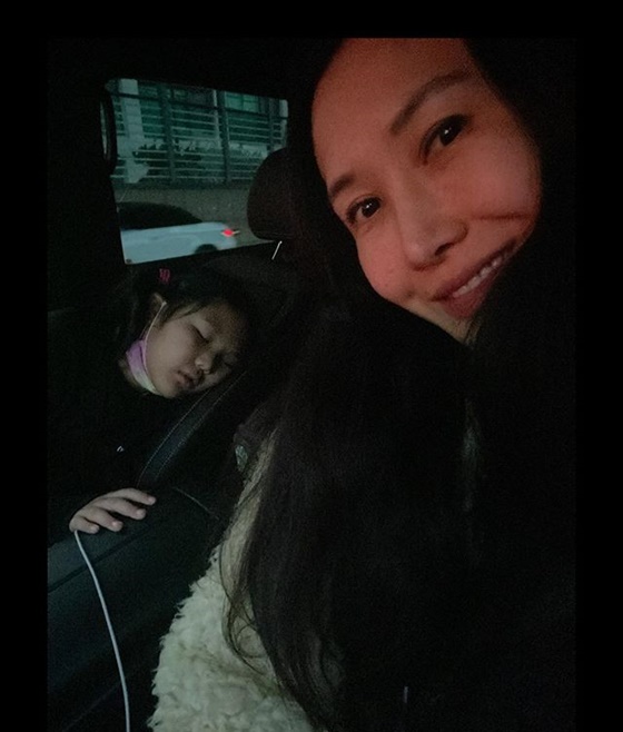 엄태웅♥ 윤혜진, 잠들어도 귀여운 딸 지온 자랑 내 사랑[스타IN★]