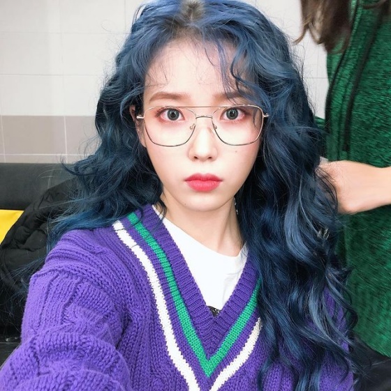 아이유, 블루밍 1주년 기념 사진 대방출[스타IN★]