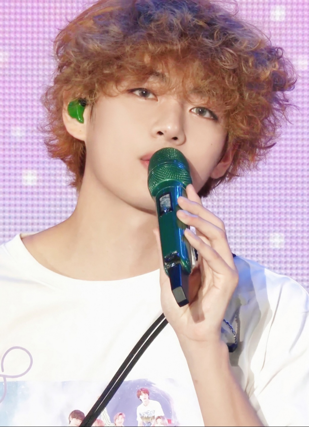역시나 태형이는 너무 완벽 방탄소년단 뷔, 순수와 섹시 넘나들며 팬미팅 완벽 접수 무대 천재