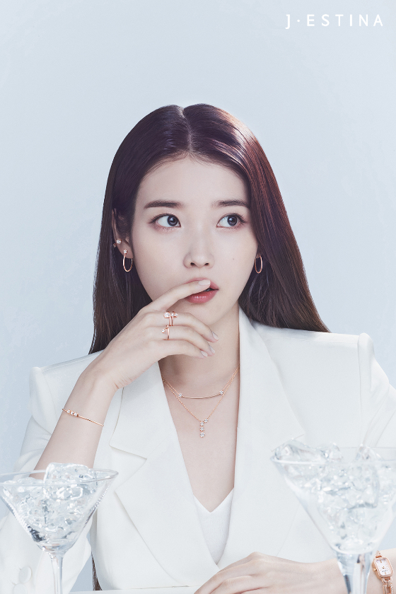 도회적인 아이유, 청초함 그 자체 [화보]