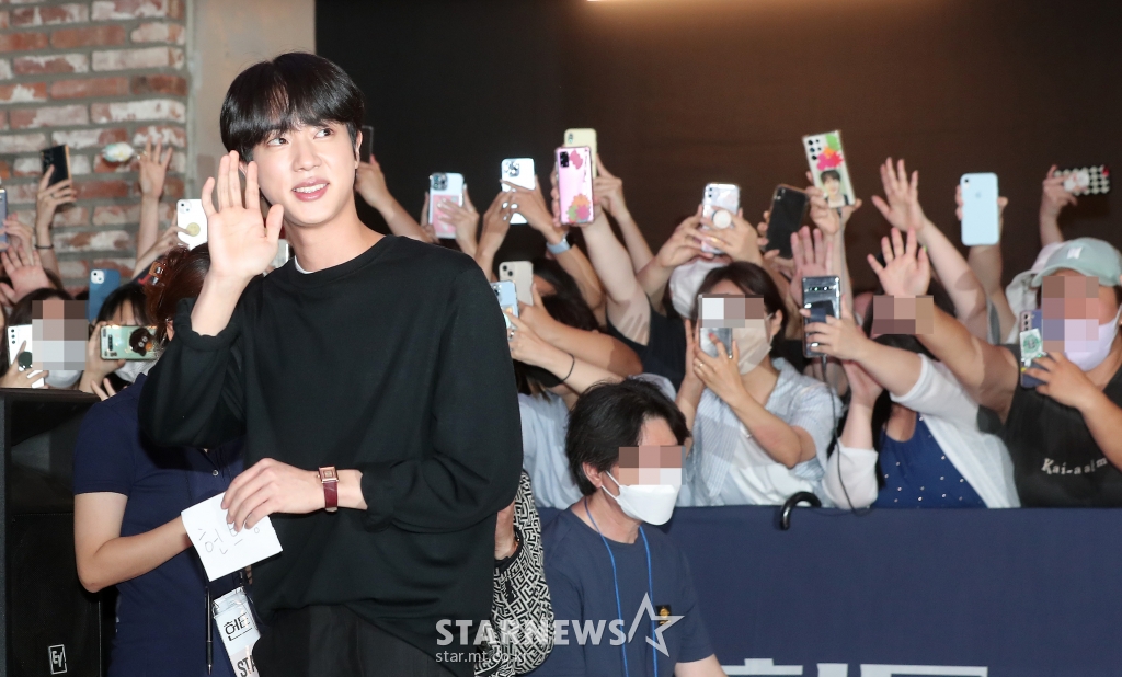 BTS 진 시선강탈[★포토]